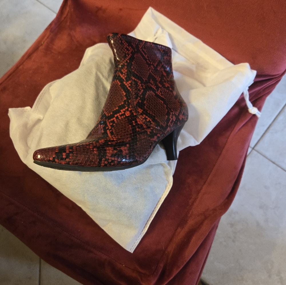 Amelia Grace Size 6M Black/Red Boots